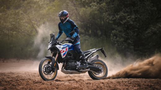 BMW Motorrad F 900 GS, Keyshots Light White, Racing Blue Racing Red Image 2, 2025